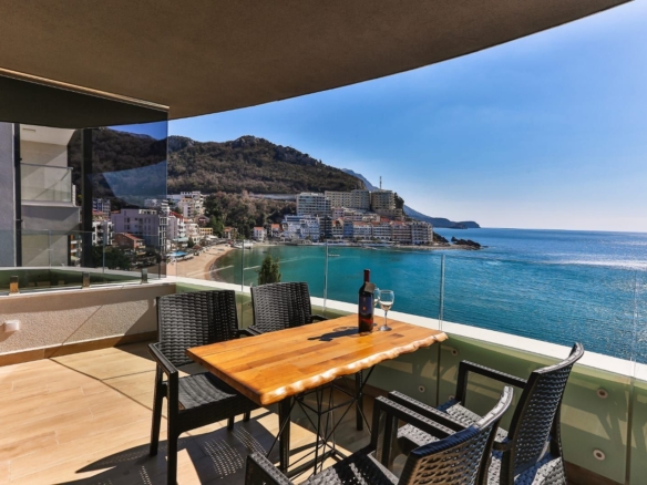 Luksuzan dvosoban stan na prvoj liniji mora – Rafailovići (izdavanje na period do 15.05.2027)
