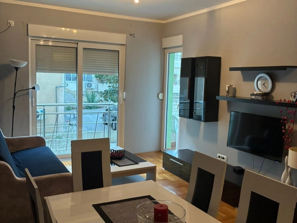 Izdavanje jednosobnog stana 45m2 , Budva (Na duži period)