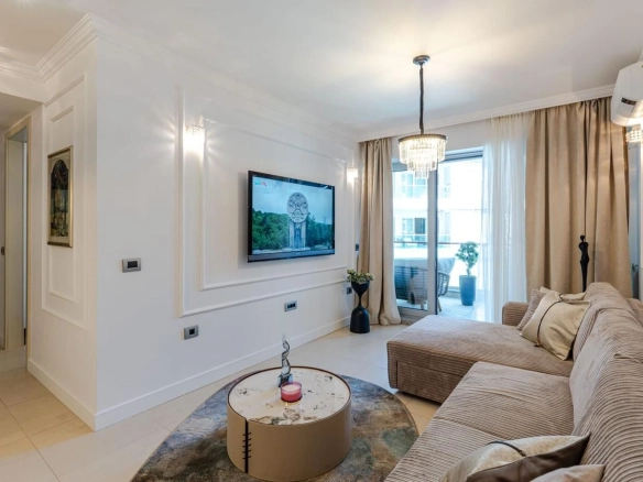 Luksuzan dvosoban stan 94 m² sa pogledom na more – TQ Plaza, centar Budve  (izdavanje na duži period)