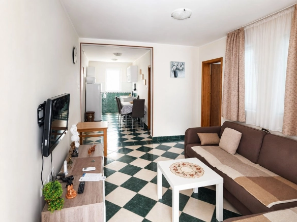 Jednosoban stan 43 m² sa prostranom terasom – Rafailovići  (Izdavanje na duži period)