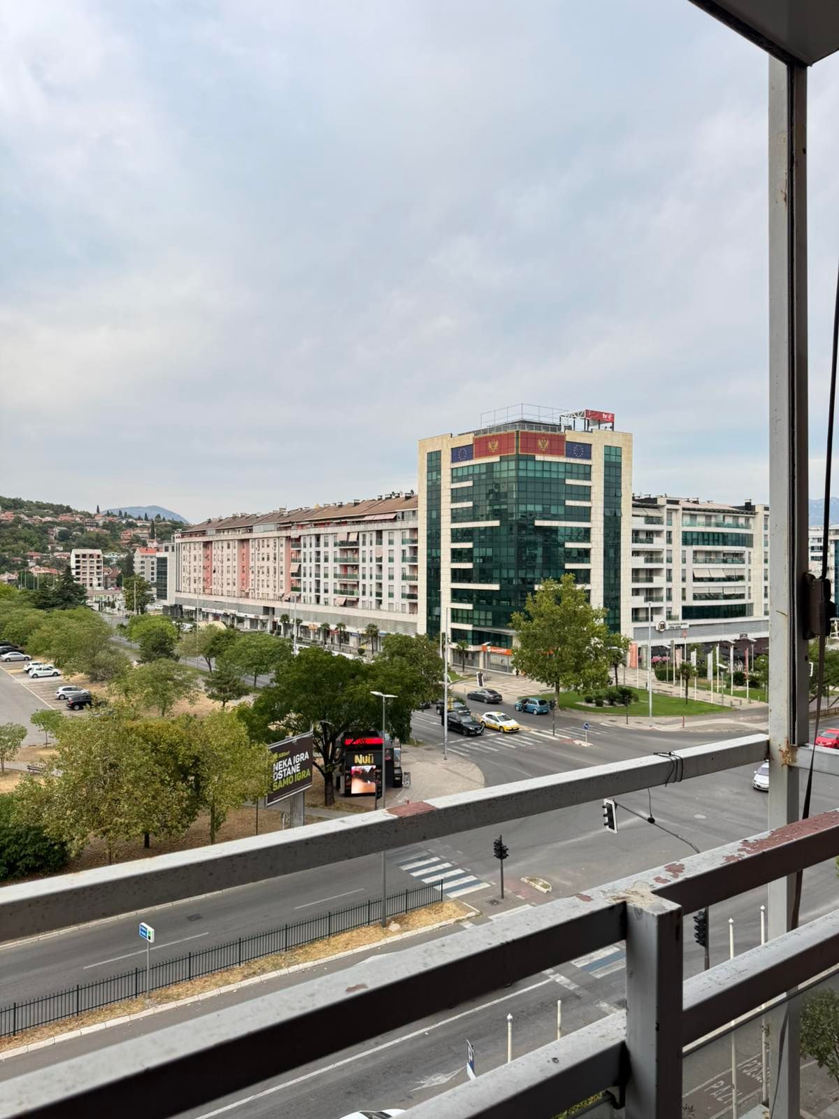 14e08035-7787-4164-8abf-bace3a93b50b Trosoban stan 95m² sa parking mestom– Podgorica (IZDAVANJE NA DUZI PERIOD)