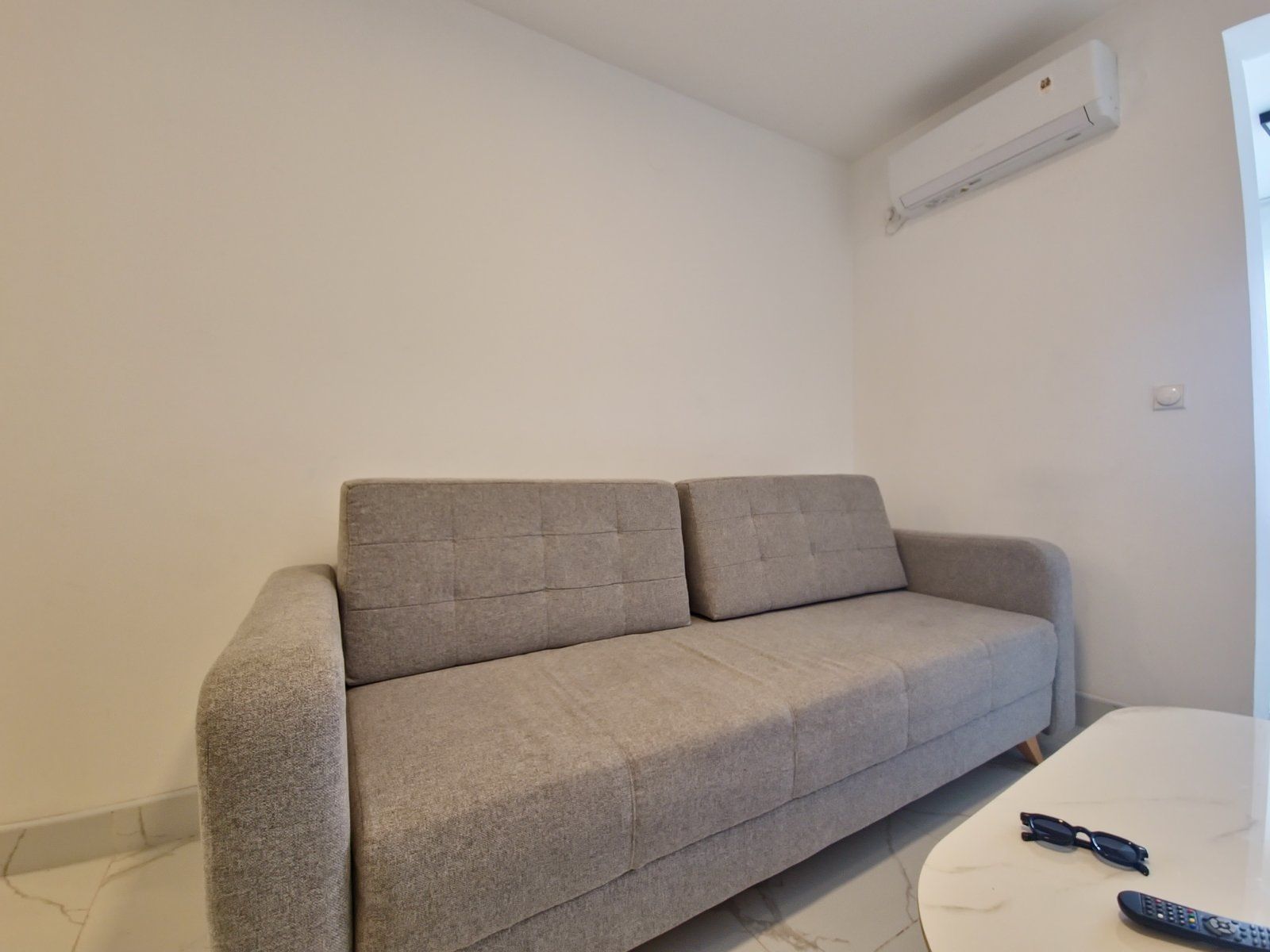 2ac6a9ea-0b52-4b85-9409-40d22dfbb87d Izdavanje jednosobnog, moderno opremljenog stana u centru Budve – na duži period