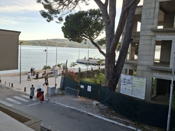 Jednosoban Namešten Stan 47m2 sa Pogledom na More na Prvoj Liniji u Tivtu