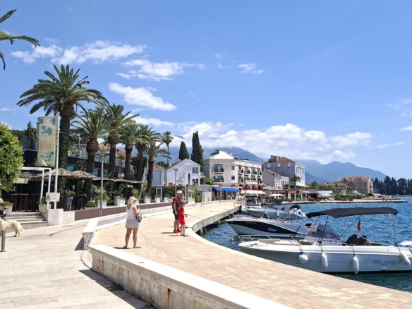 Jednosoban Namešten Stan 47m2 sa Pogledom na More na Prvoj Liniji u Tivtu