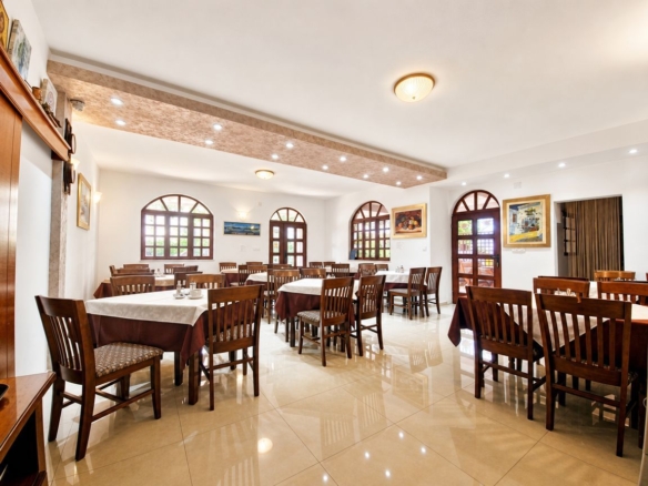 Izdavanje opremljenog restorana 150 m² u Budvi (Dugorocan najam)