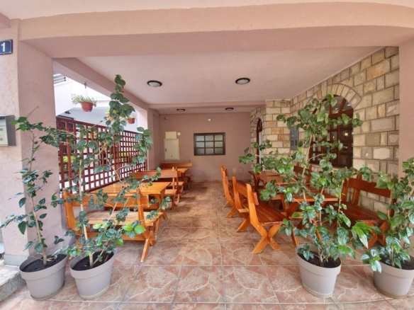 Izdavanje opremljenog restorana 150 m² u Budvi (Dugorocan najam)