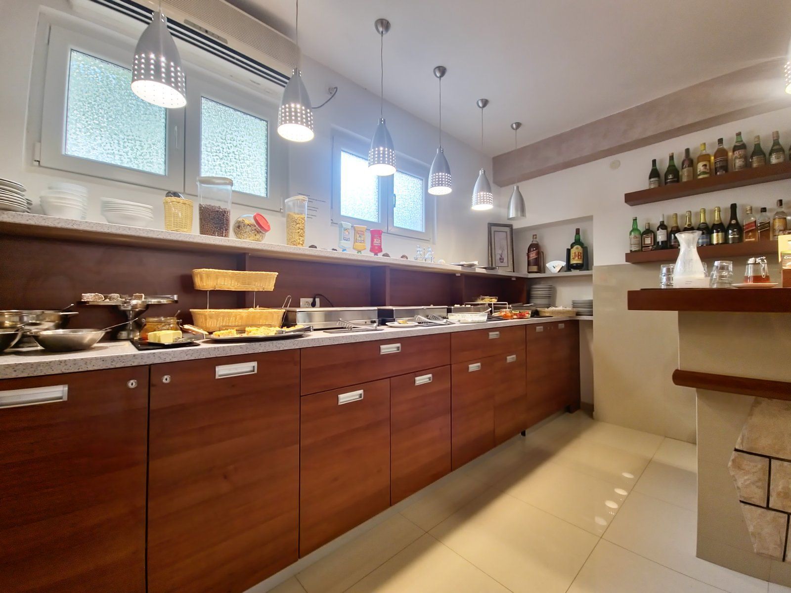 Izdavanje opremljenog restorana 150 m² u Budvi (Dugorocan najam)