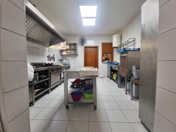 Izdavanje opremljenog restorana 150 m² u Budvi (Dugorocan najam)