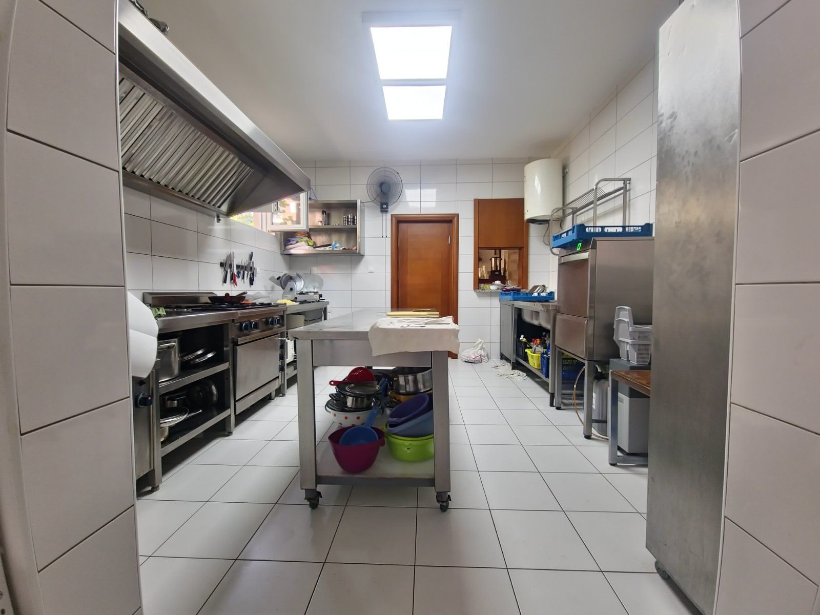 Izdavanje opremljenog restorana 150 m² u Budvi (Dugorocan najam)