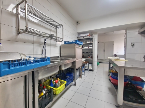 Izdavanje opremljenog restorana 150 m² u Budvi (Dugorocan najam)