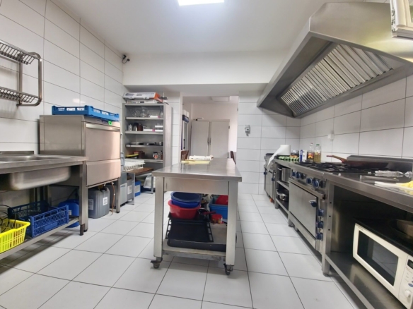 Izdavanje opremljenog restorana 150 m² u Budvi (Dugorocan najam)