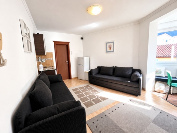 Izdavanje moderno opremljenog studio apartmana – Rafailovići (Dugoročni najam)