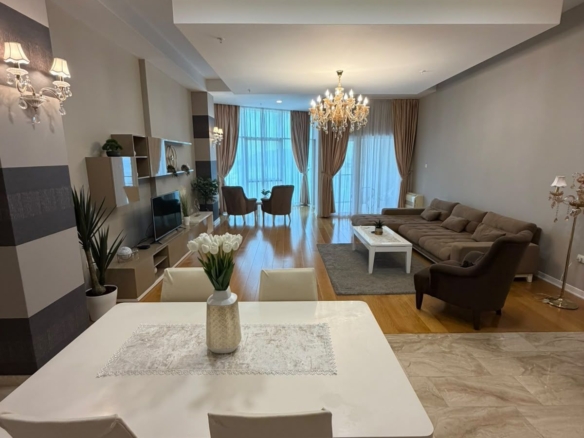 Izdavanje luksuznog trosobnog stana 194 m² sa pogledom na more i parking mestom – Prva linija do mora, Tre Canne, Budva (NA DUZI PERIOD)