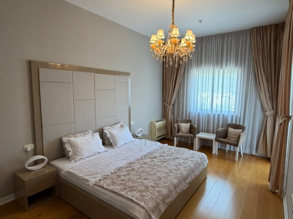 Izdavanje luksuznog trosobnog stana 194 m² sa pogledom na more i parking mestom – Prva linija do mora, Tre Canne, Budva (NA DUZI PERIOD)