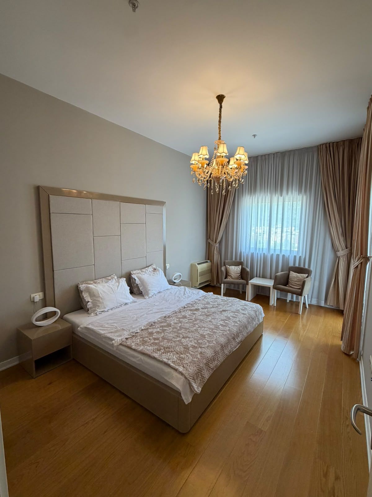 43c41f15-9592-40de-9e6b-a6ae605f6a55 Izdavanje luksuznog trosobnog stana 194 m² sa pogledom na more i parking mestom – Prva linija do mora, Tre Canne, Budva (NA DUZI PERIOD)