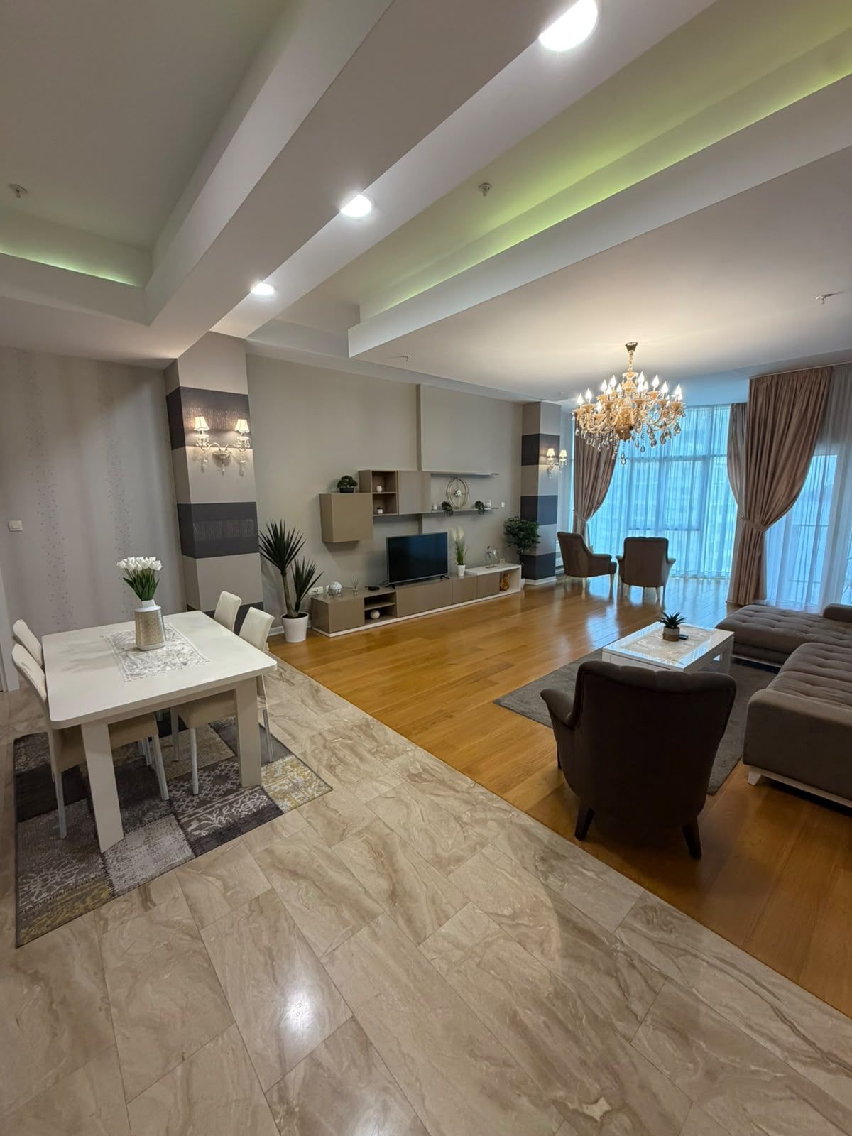 c9c6ca5a-eaec-4062-9740-253601e389b6 Izdavanje luksuznog trosobnog stana 194 m² sa pogledom na more i parking mestom – Prva linija do mora, Tre Canne, Budva (NA DUZI PERIOD)