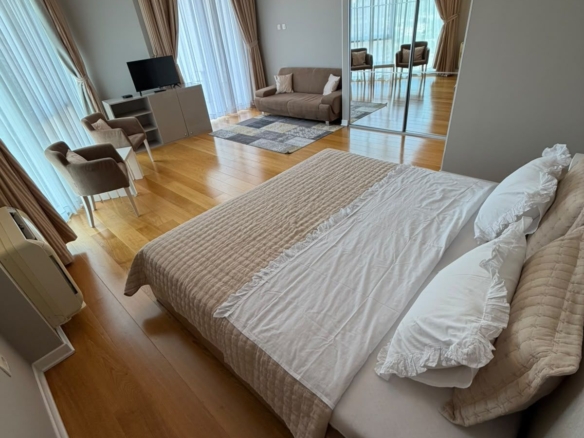 Izdavanje luksuznog trosobnog stana 194 m² sa pogledom na more i parking mestom – Prva linija do mora, Tre Canne, Budva (NA DUZI PERIOD)