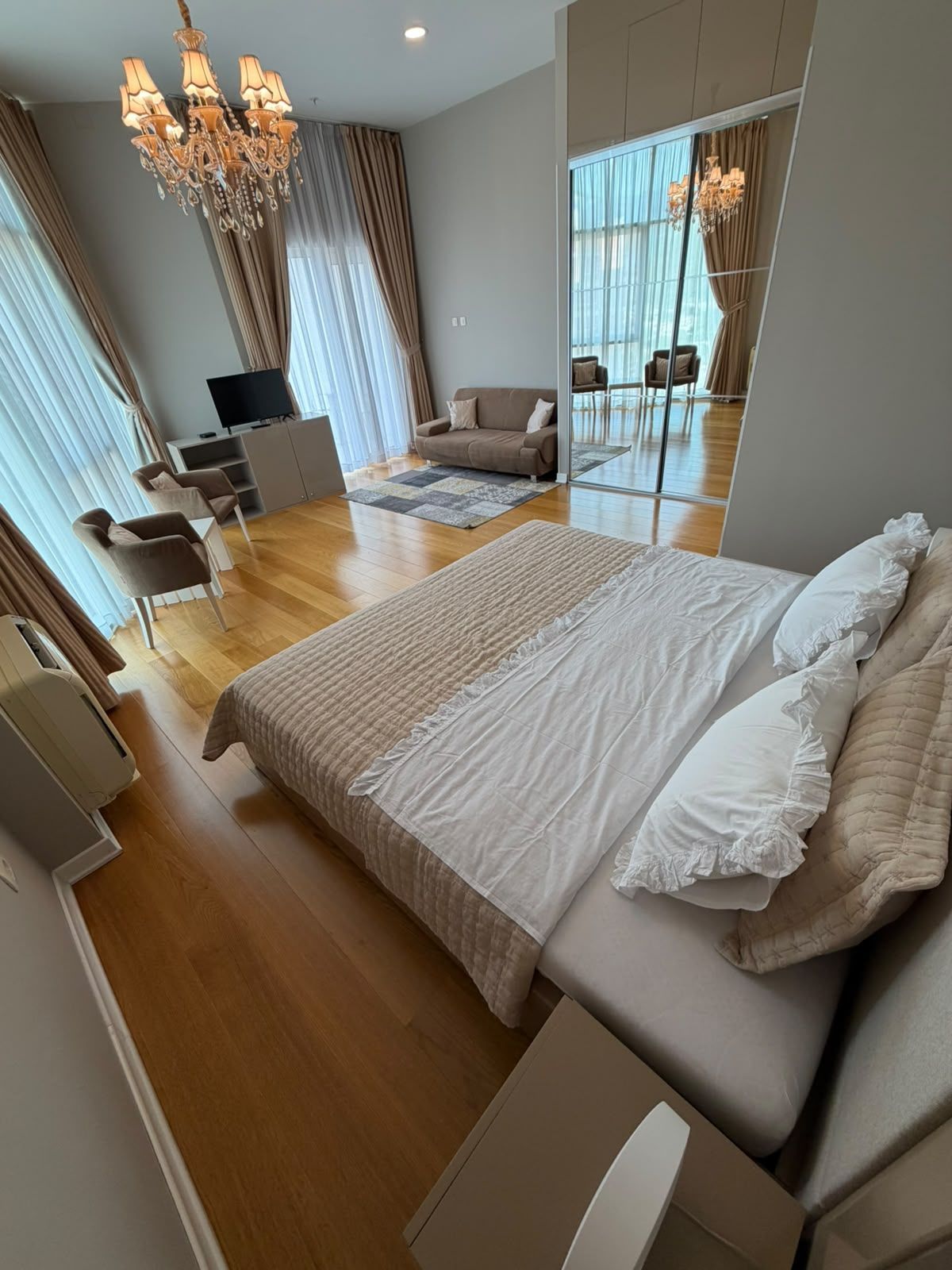 63c229f7-4f9e-48e9-a5c4-fb466be3ba8d Izdavanje luksuznog trosobnog stana 194 m² sa pogledom na more i parking mestom – Prva linija do mora, Tre Canne, Budva (NA DUZI PERIOD)
