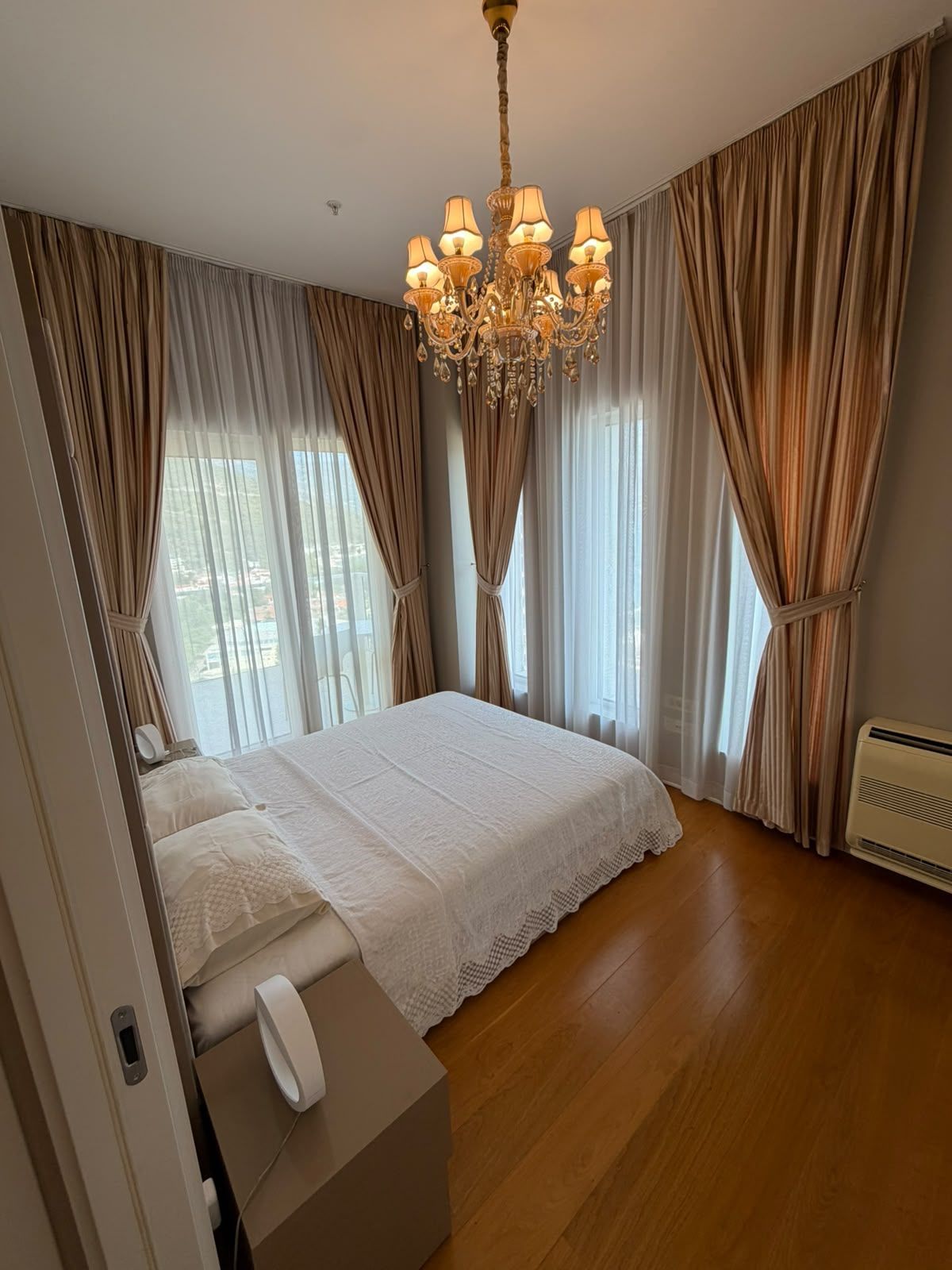 41b03672-afaf-48a4-b61e-3b672b50d31e Izdavanje luksuznog trosobnog stana 194 m² sa pogledom na more i parking mestom – Prva linija do mora, Tre Canne, Budva (NA DUZI PERIOD)