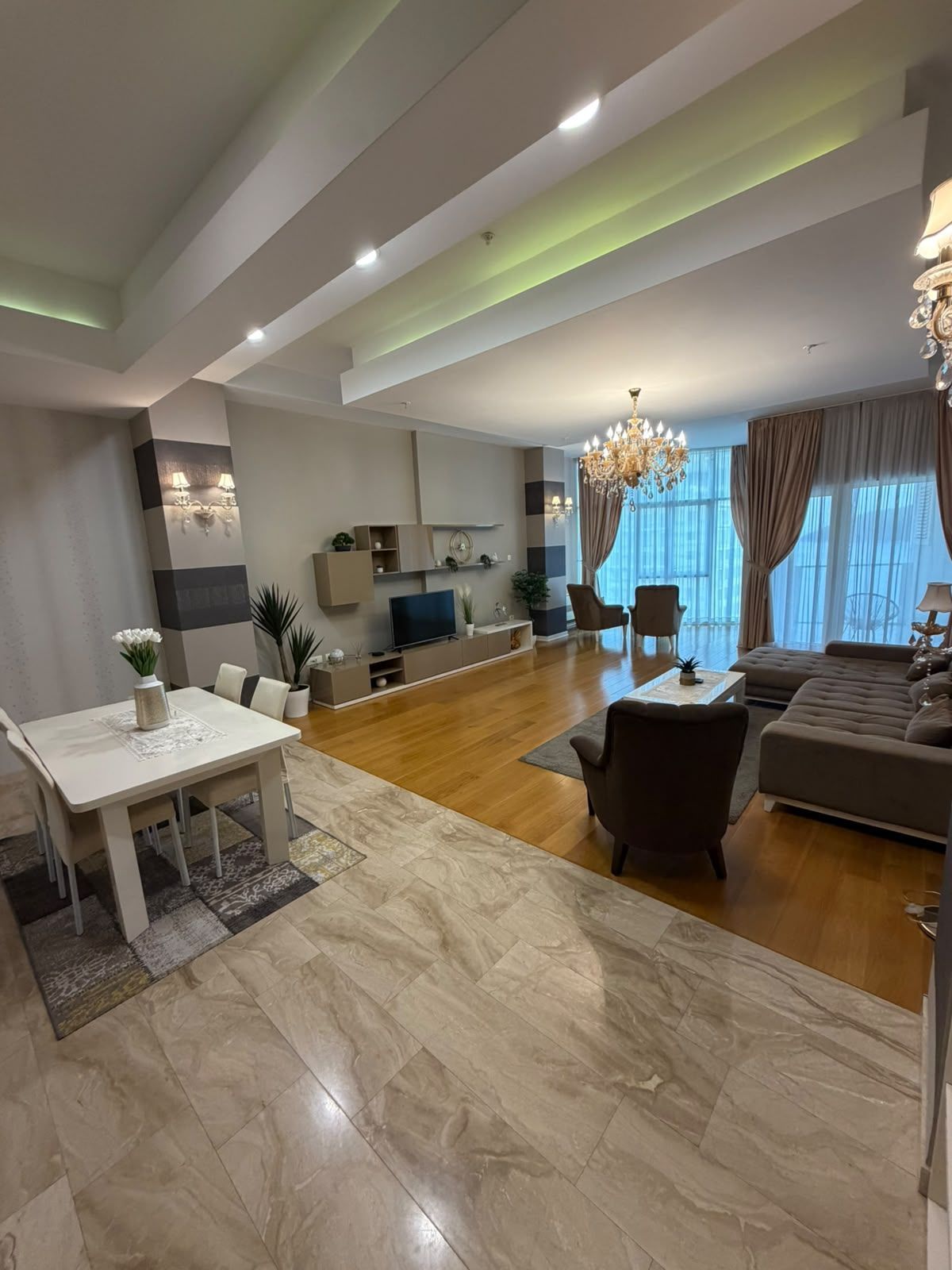e1f9751b-0440-4761-a5f3-29b8bc5ac30d Izdavanje luksuznog trosobnog stana 194 m² sa pogledom na more i parking mestom – Prva linija do mora, Tre Canne, Budva (NA DUZI PERIOD)