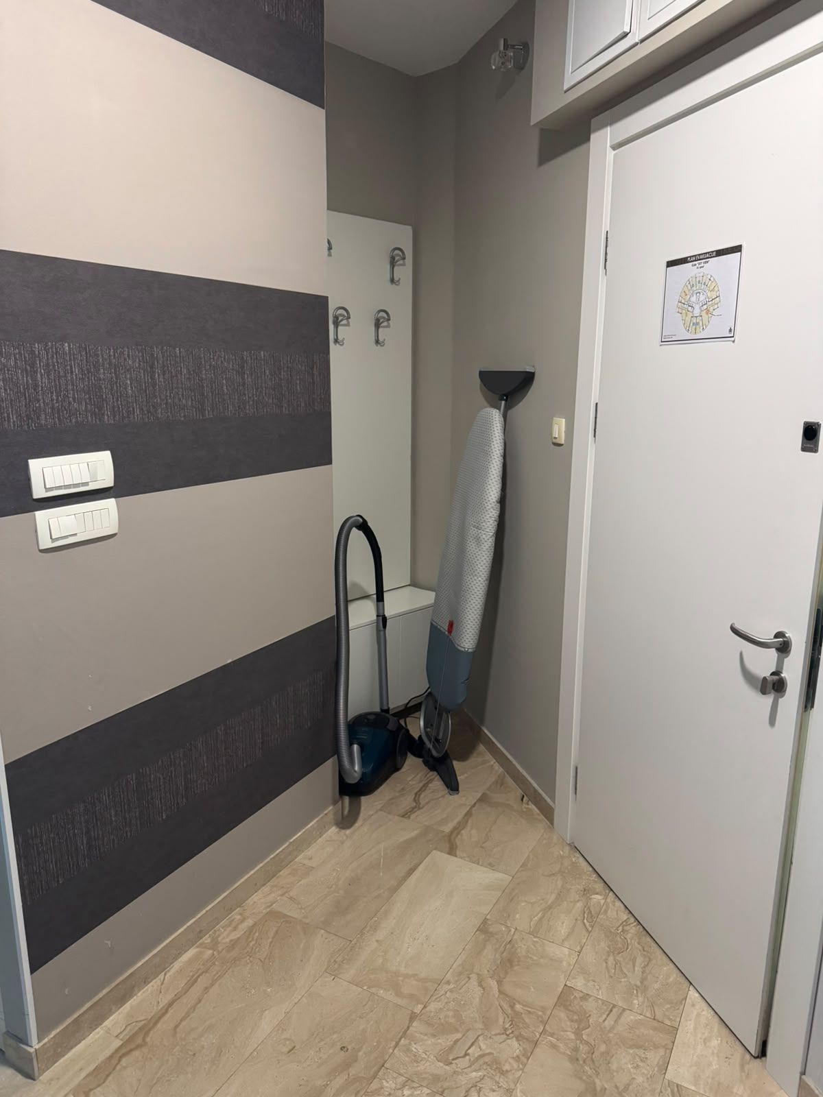 b31c9517-33eb-44c8-bf75-4eae76532bc7 Izdavanje luksuznog trosobnog stana 194 m² sa pogledom na more i parking mestom – Prva linija do mora, Tre Canne, Budva (NA DUZI PERIOD)