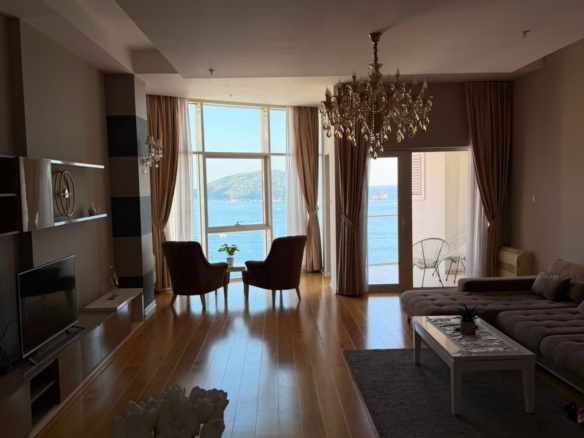 Izdavanje luksuznog trosobnog stana 194 m² sa pogledom na more i parking mestom – Prva linija do mora, Tre Canne, Budva (NA DUZI PERIOD)