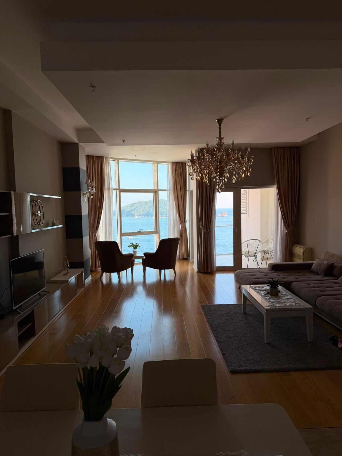 84d12521-86fa-45cd-94a8-3e9ec1b2e0c8 Izdavanje luksuznog trosobnog stana 194 m² sa pogledom na more i parking mestom – Prva linija do mora, Tre Canne, Budva (NA DUZI PERIOD)