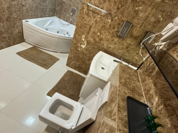 Izdavanje luksuznog trosobnog stana 194 m² sa pogledom na more i parking mestom – Prva linija do mora, Tre Canne, Budva (NA DUZI PERIOD)