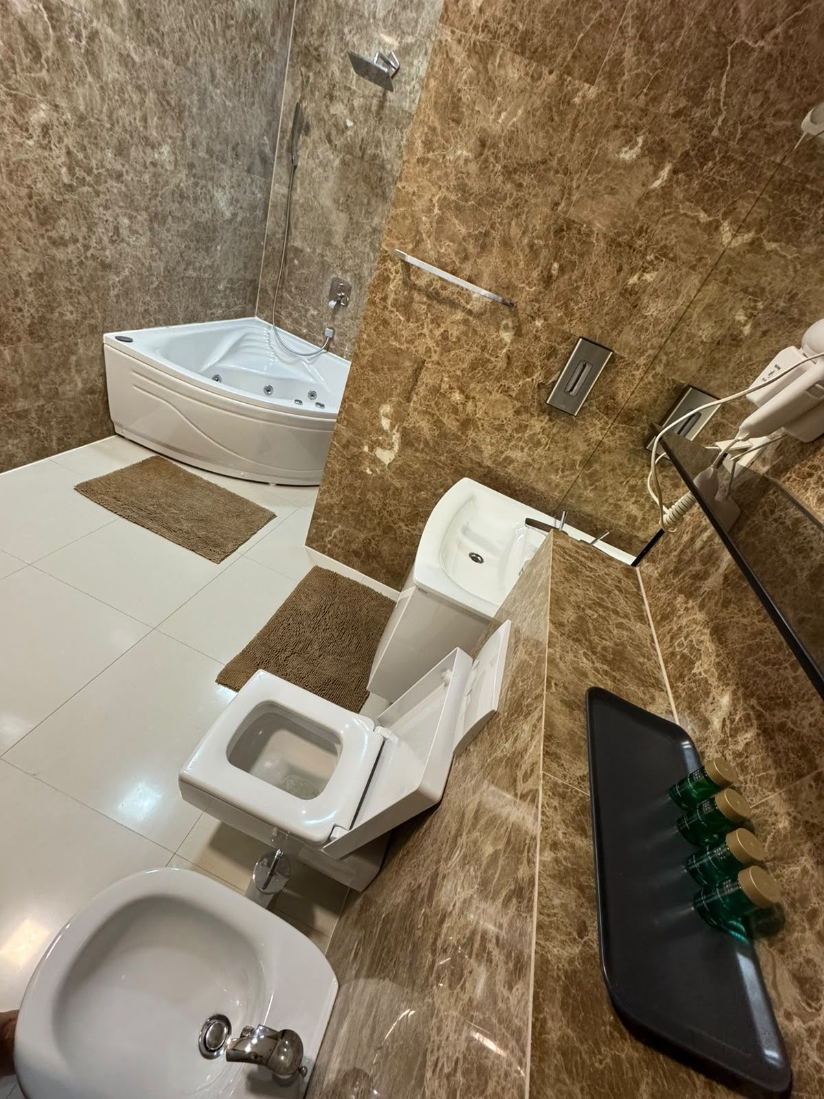 95e55a95-cff8-4430-8419-52cedf21afdd Izdavanje luksuznog trosobnog stana 194 m² sa pogledom na more i parking mestom – Prva linija do mora, Tre Canne, Budva (NA DUZI PERIOD)