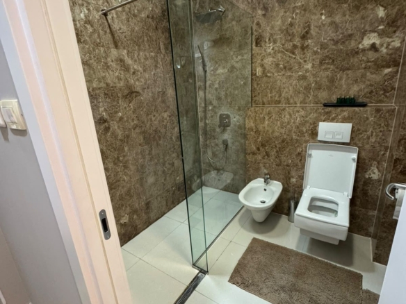 Izdavanje luksuznog trosobnog stana 194 m² sa pogledom na more i parking mestom – Prva linija do mora, Tre Canne, Budva (NA DUZI PERIOD)