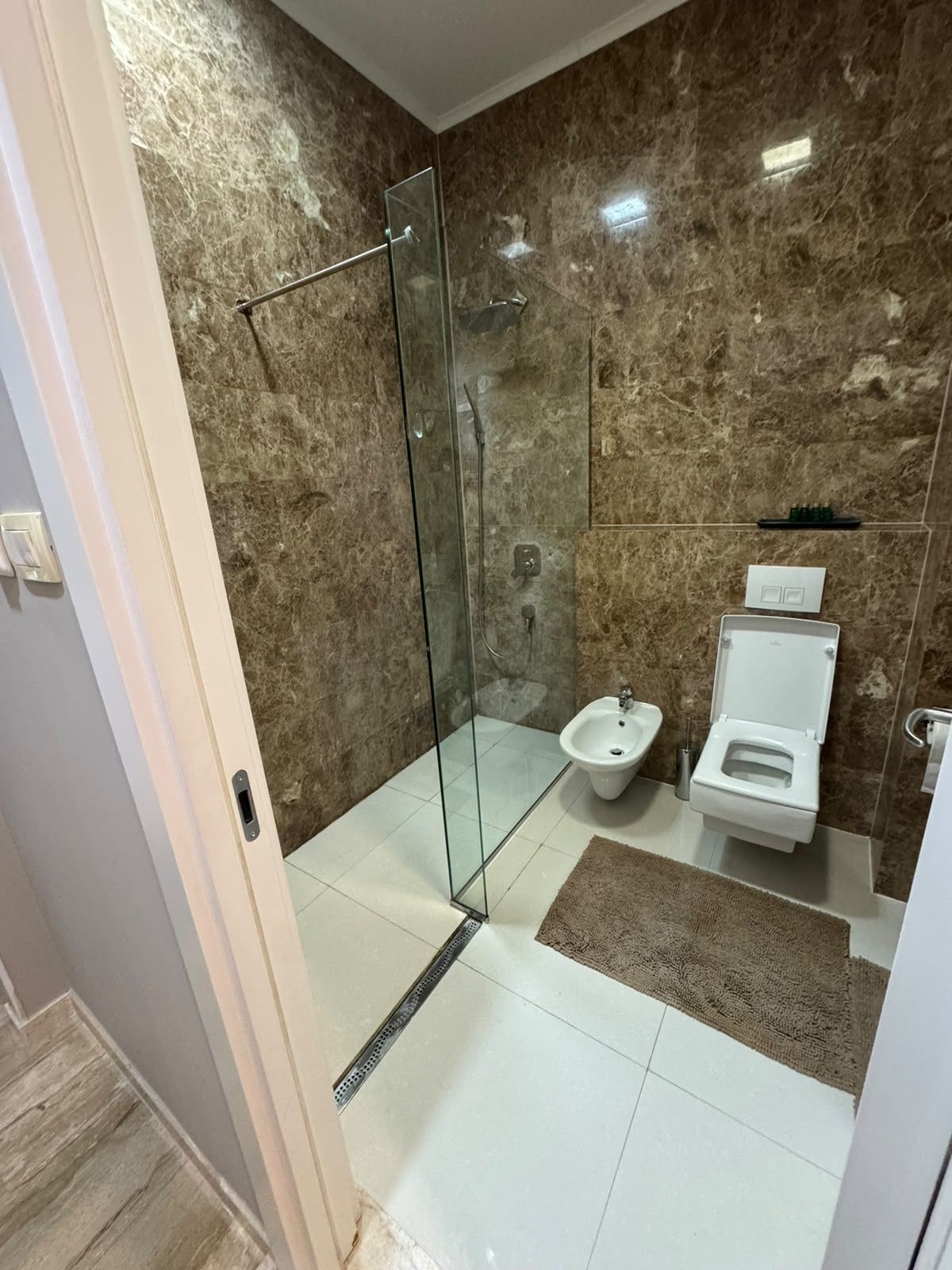 f2fdf6c0-4be2-47fd-81af-7f8c7d889f10 Izdavanje luksuznog trosobnog stana 194 m² sa pogledom na more i parking mestom – Prva linija do mora, Tre Canne, Budva (NA DUZI PERIOD)