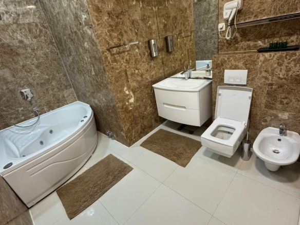Izdavanje luksuznog trosobnog stana 194 m² sa pogledom na more i parking mestom – Prva linija do mora, Tre Canne, Budva (NA DUZI PERIOD)