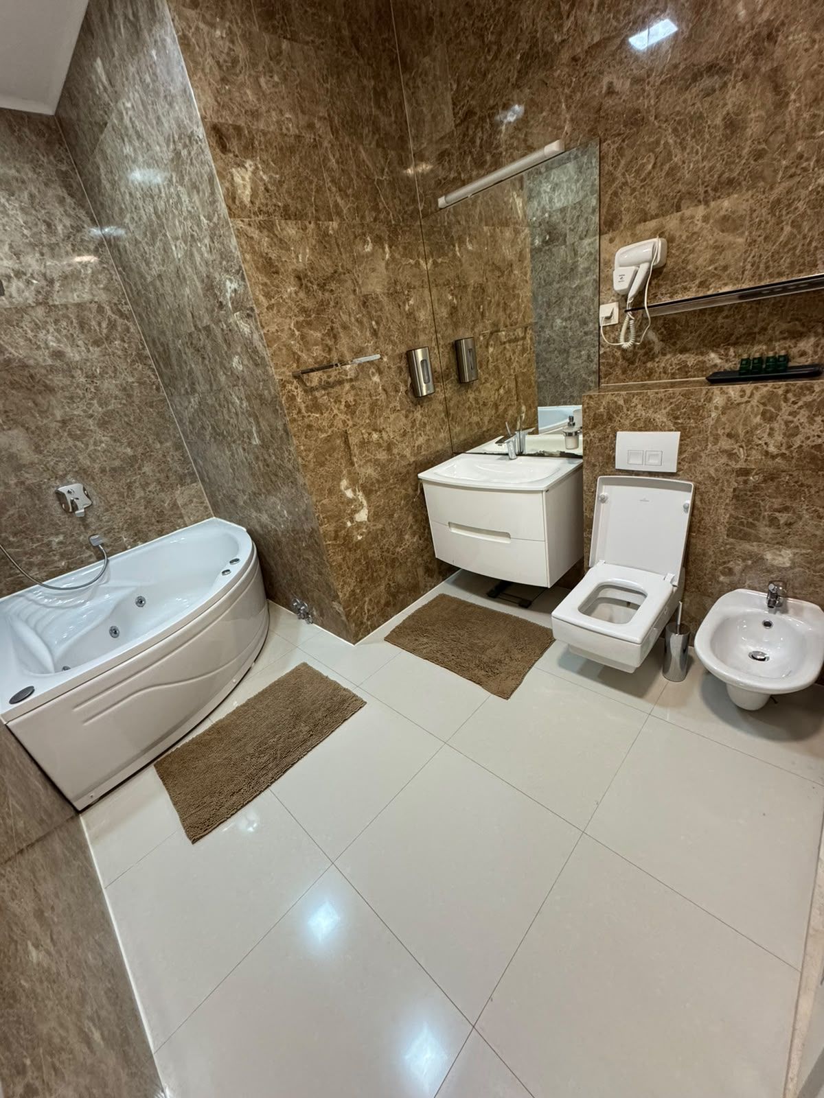 0dbe04bc-7c4d-4ffb-a6f9-6064c3903859 Izdavanje luksuznog trosobnog stana 194 m² sa pogledom na more i parking mestom – Prva linija do mora, Tre Canne, Budva (NA DUZI PERIOD)