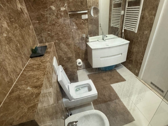 Izdavanje luksuznog trosobnog stana 194 m² sa pogledom na more i parking mestom – Prva linija do mora, Tre Canne, Budva (NA DUZI PERIOD)