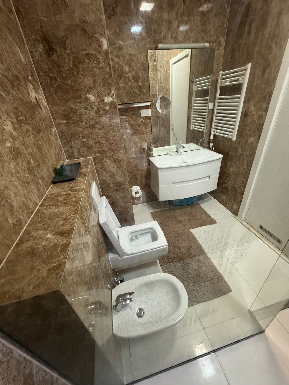 9fd245e1-6c10-43c6-ac04-c4fe34a913a6 Izdavanje luksuznog trosobnog stana 194 m² sa pogledom na more i parking mestom – Prva linija do mora, Tre Canne, Budva (NA DUZI PERIOD)