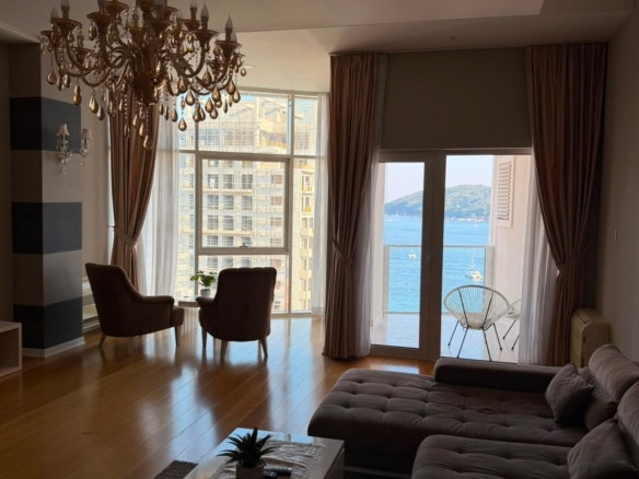 Izdavanje luksuznog trosobnog stana 194 m² sa pogledom na more i parking mestom – Prva linija do mora, Tre Canne, Budva (NA DUZI PERIOD)