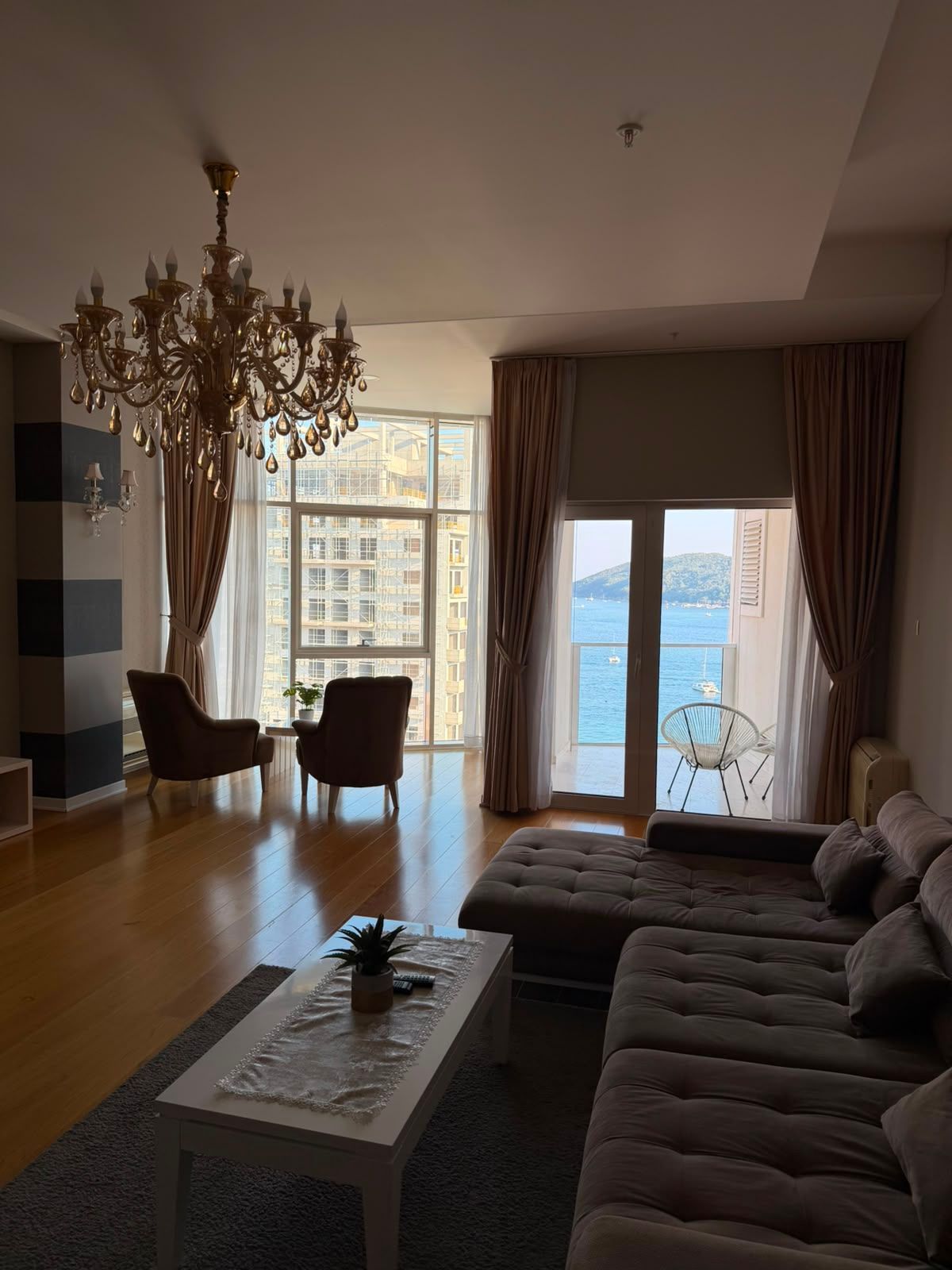 a53809b8-3663-4120-be74-54194d1058eb Izdavanje luksuznog trosobnog stana 194 m² sa pogledom na more i parking mestom – Prva linija do mora, Tre Canne, Budva (NA DUZI PERIOD)