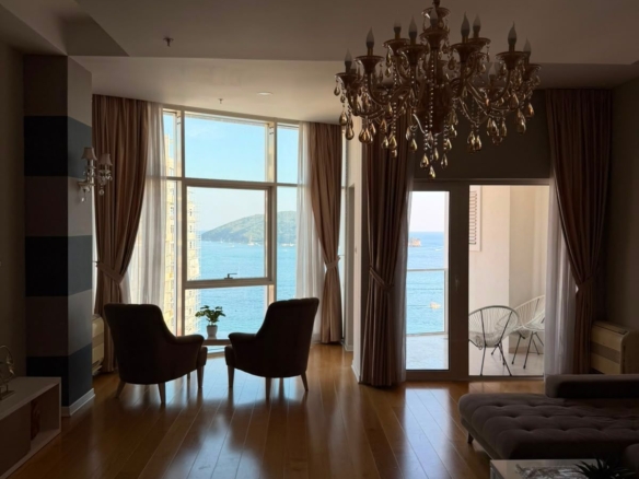 Izdavanje luksuznog trosobnog stana 194 m² sa pogledom na more i parking mestom – Prva linija do mora, Tre Canne, Budva (NA DUZI PERIOD)