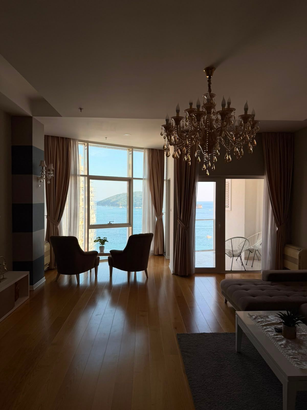 dc6fd080-05b0-419f-8221-54591fd7a0b6 Izdavanje luksuznog trosobnog stana 194 m² sa pogledom na more i parking mestom – Prva linija do mora, Tre Canne, Budva (NA DUZI PERIOD)