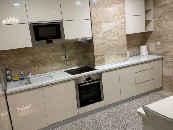 Izdavanje luksuznog trosobnog stana 194 m² sa pogledom na more i parking mestom – Prva linija do mora, Tre Canne, Budva (NA DUZI PERIOD)