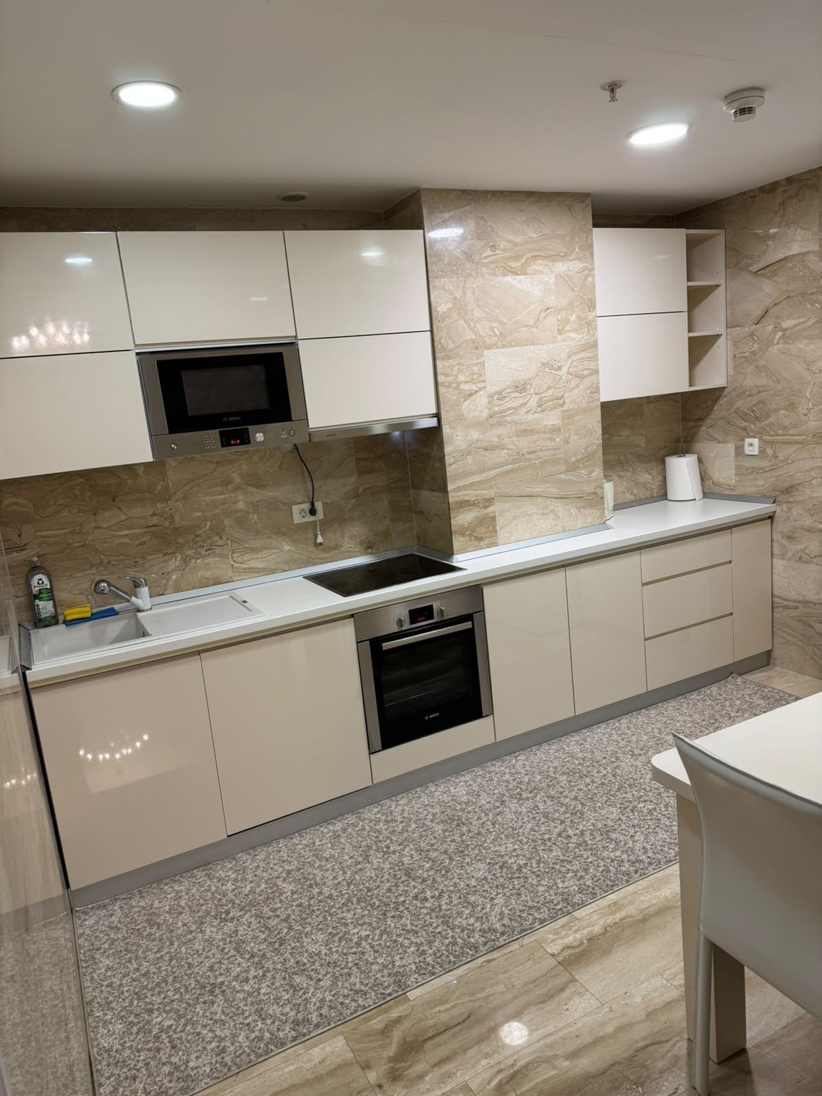 8a3d60b0-e623-46a5-9b68-6498f31e06eb Izdavanje luksuznog trosobnog stana 194 m² sa pogledom na more i parking mestom – Prva linija do mora, Tre Canne, Budva (NA DUZI PERIOD)