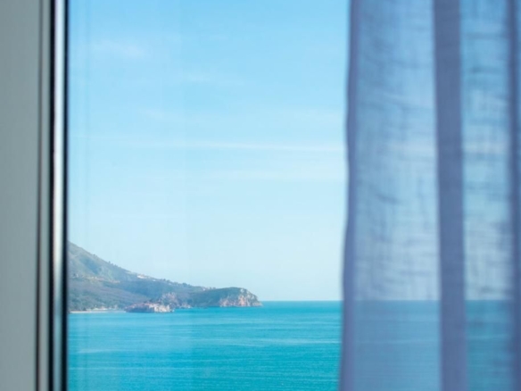 Luksuzan dvosoban stan sa pogledom na more i garaznim mestom, Bečići ,Skyline Resort (izdavanje na duzi period)