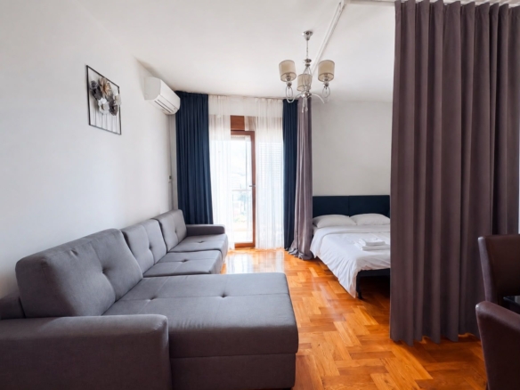Moderno opremljen studio apartman 42m2 sa pogledom na more-Becici,Anatoilia