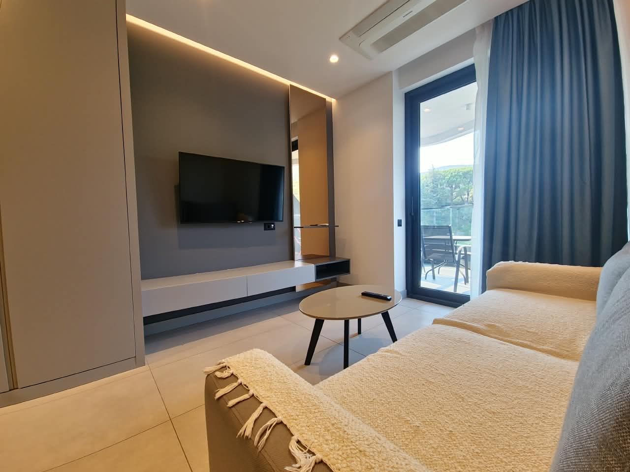 Izdavanje luksuznog jednosobnog stana 42 m² sa spa, bazenom, saunom, teretanom i parkingom – Bellemond, Bečići (NA DUŽI PERIOD)