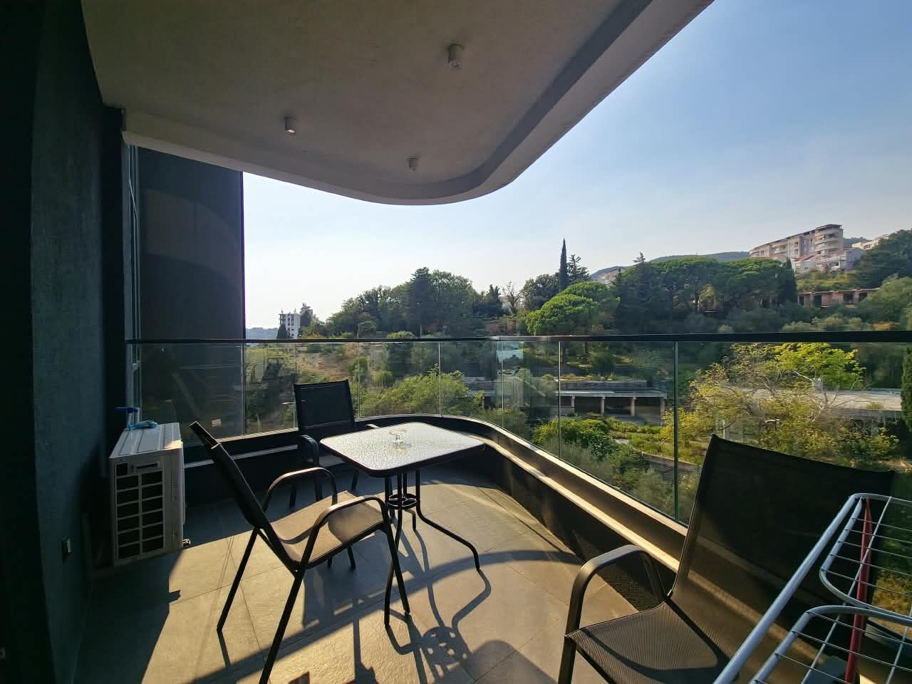 Izdavanje luksuznog jednosobnog stana 42 m² sa spa, bazenom, saunom, teretanom i parkingom – Bellemond, Bečići (NA DUŽI PERIOD)