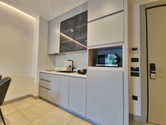 Izdavanje luksuznog jednosobnog stana 42 m² sa spa, bazenom, saunom, teretanom i parkingom – Bellemond, Bečići (NA DUŽI PERIOD)