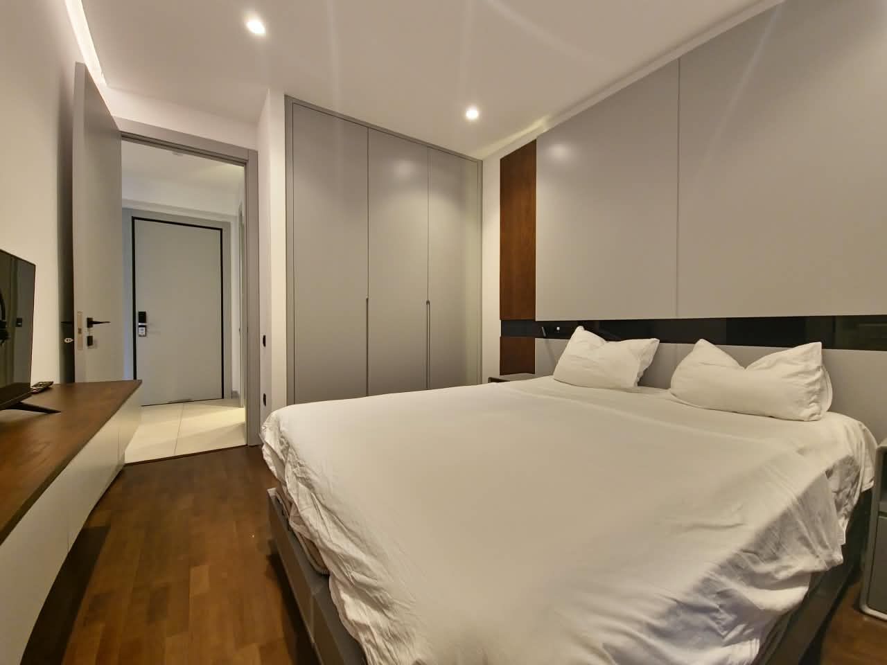 Izdavanje luksuznog jednosobnog stana 42 m² sa spa, bazenom, saunom, teretanom i parkingom – Bellemond, Bečići (NA DUŽI PERIOD)