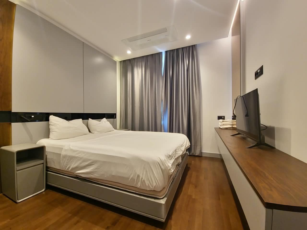 Izdavanje luksuznog jednosobnog stana 42 m² sa spa, bazenom, saunom, teretanom i parkingom – Bellemond, Bečići (NA DUŽI PERIOD)
