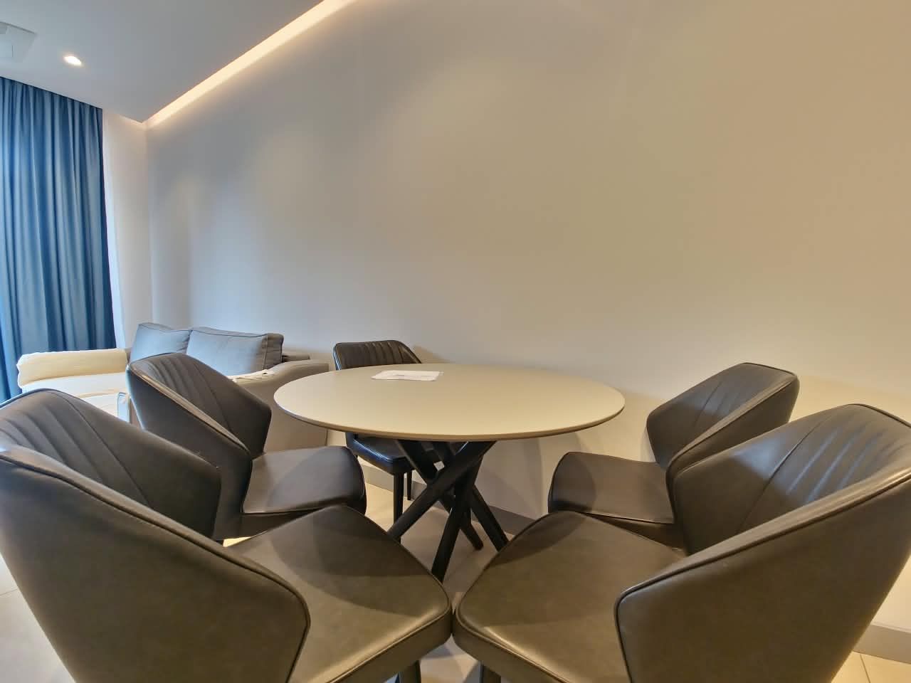 Izdavanje luksuznog jednosobnog stana 42 m² sa spa, bazenom, saunom, teretanom i parkingom – Bellemond, Bečići (NA DUŽI PERIOD)