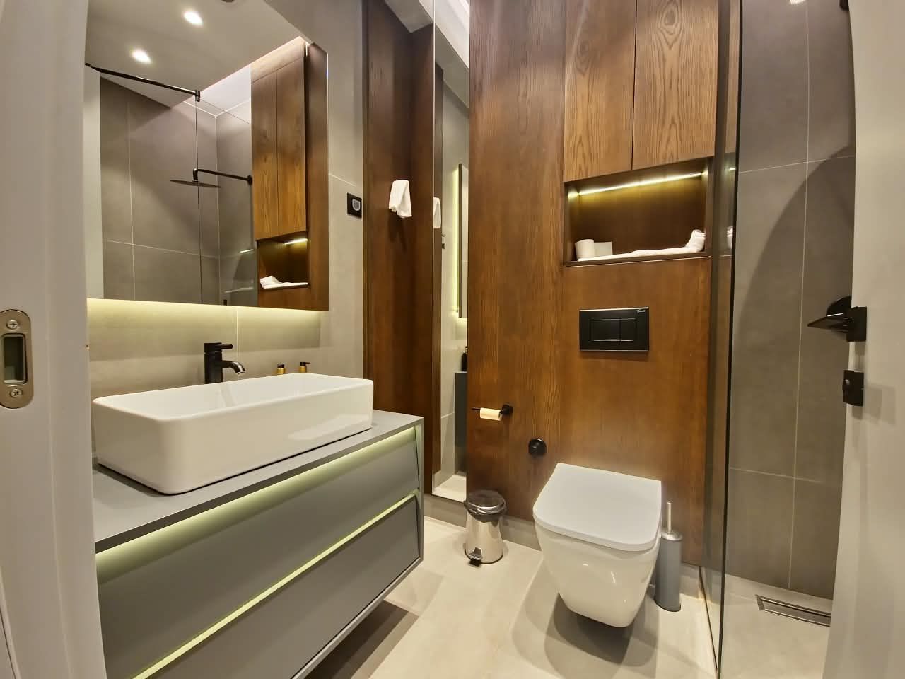 Izdavanje luksuznog jednosobnog stana 42 m² sa spa, bazenom, saunom, teretanom i parkingom – Bellemond, Bečići (NA DUŽI PERIOD)